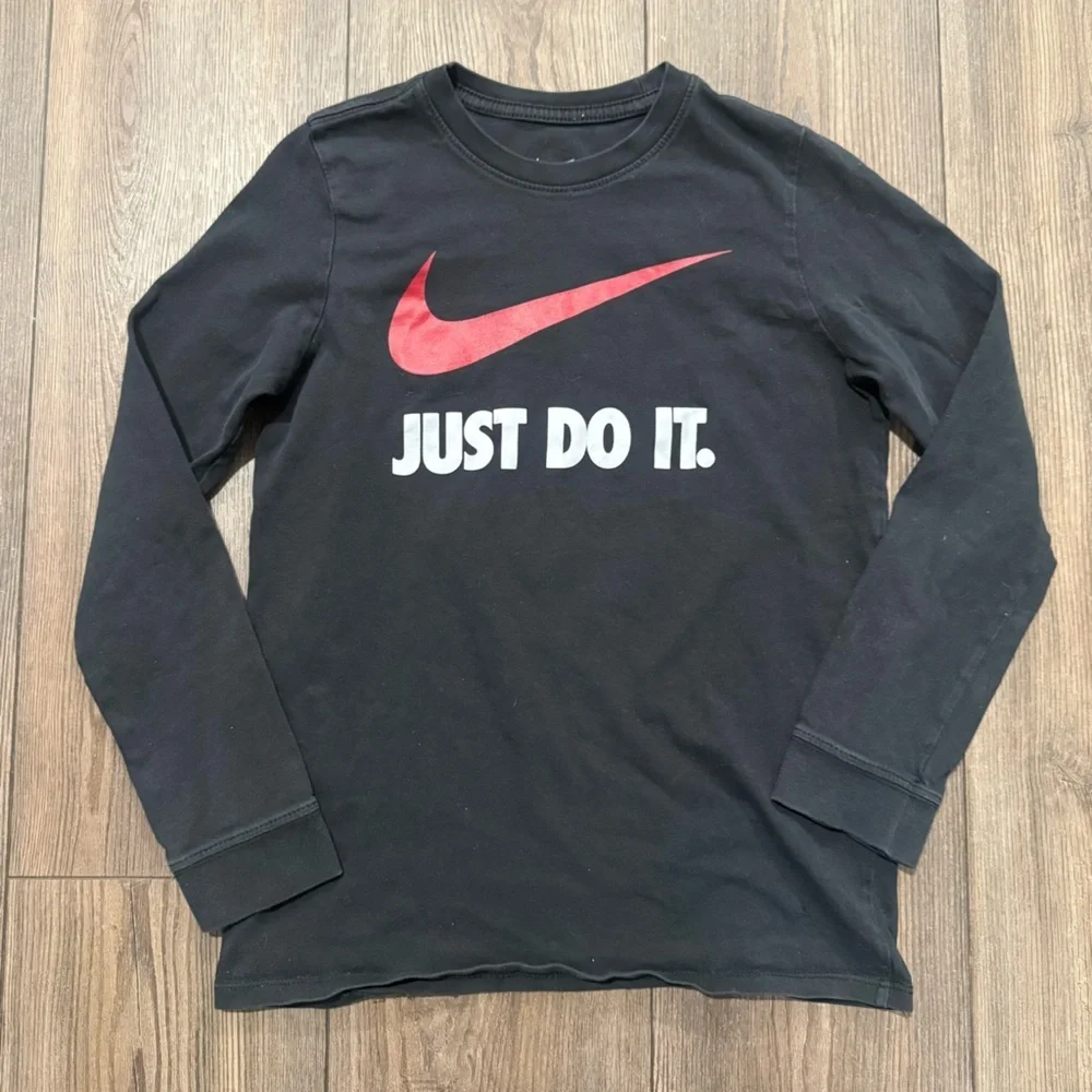 Nike Just Do It Long Sleeve T-Shirt Youth Medium Black Red Swoosh Graphic Tee
